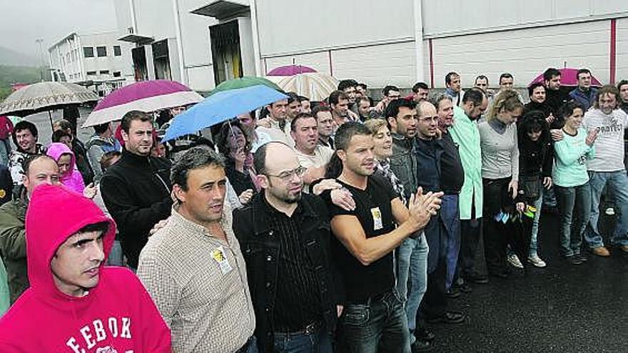 Empleados de Chupa Chups, ayer, durante la concentración espontánea que protagonizaron ante la fábrica.