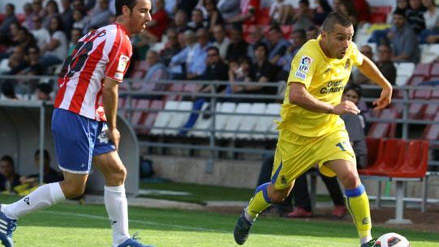 Pedro Vega, uno de los jugadores más en forma de la UD, en una de sus internadas de ayer. i LOF