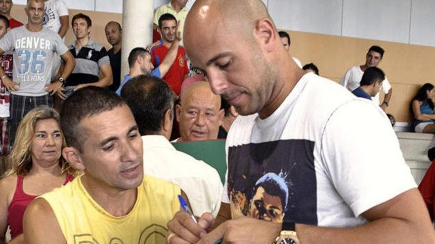 Pepe Reina ha firmado autógrafos a los presos de la cárcel de Ibiza