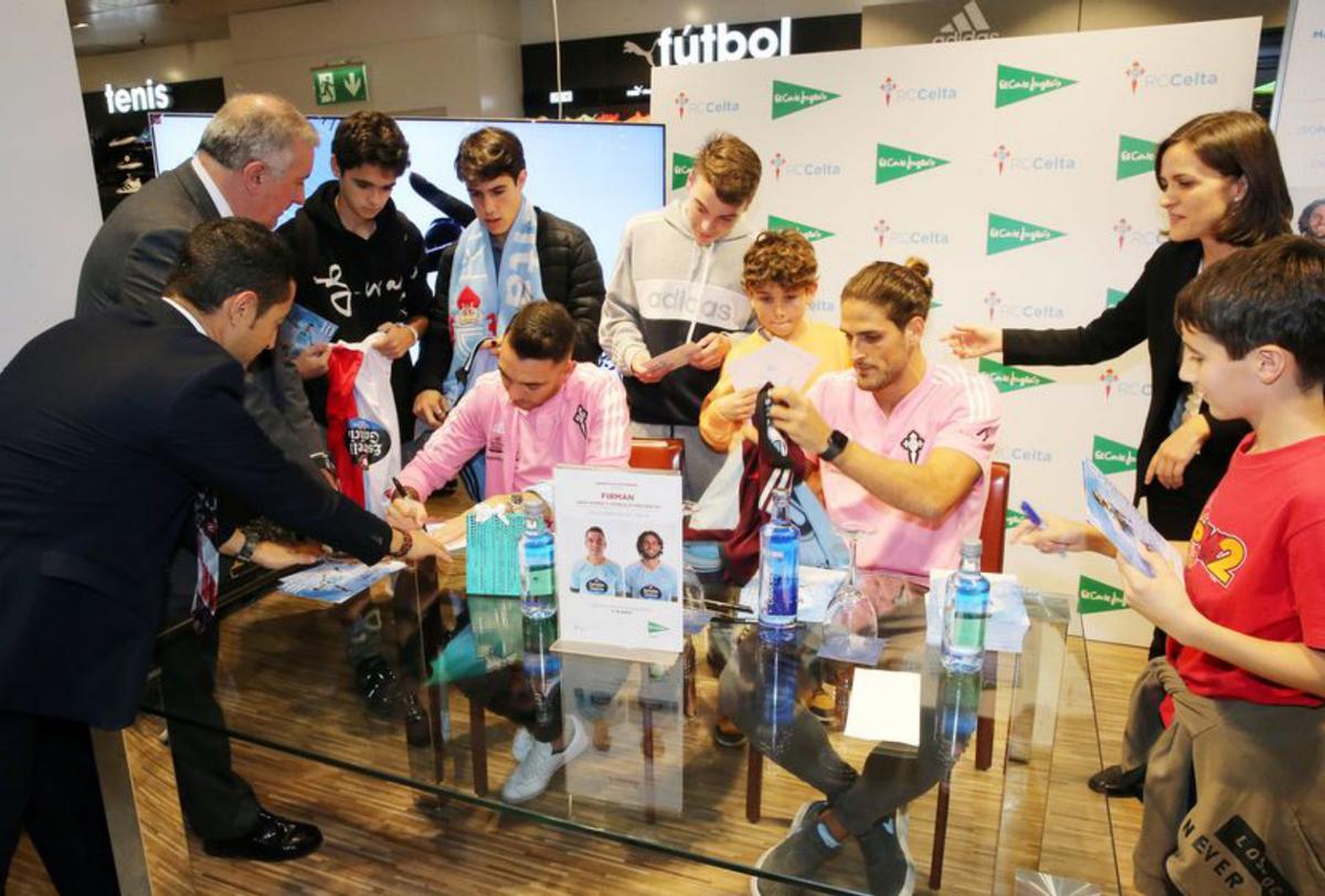 Aspas y Paciencia, ayer, en la firma de autógrafos en El Corte Inglés de Vigo.
