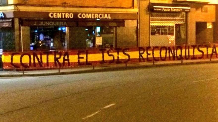 Banderas y mensajes patrióticos en Oviedo