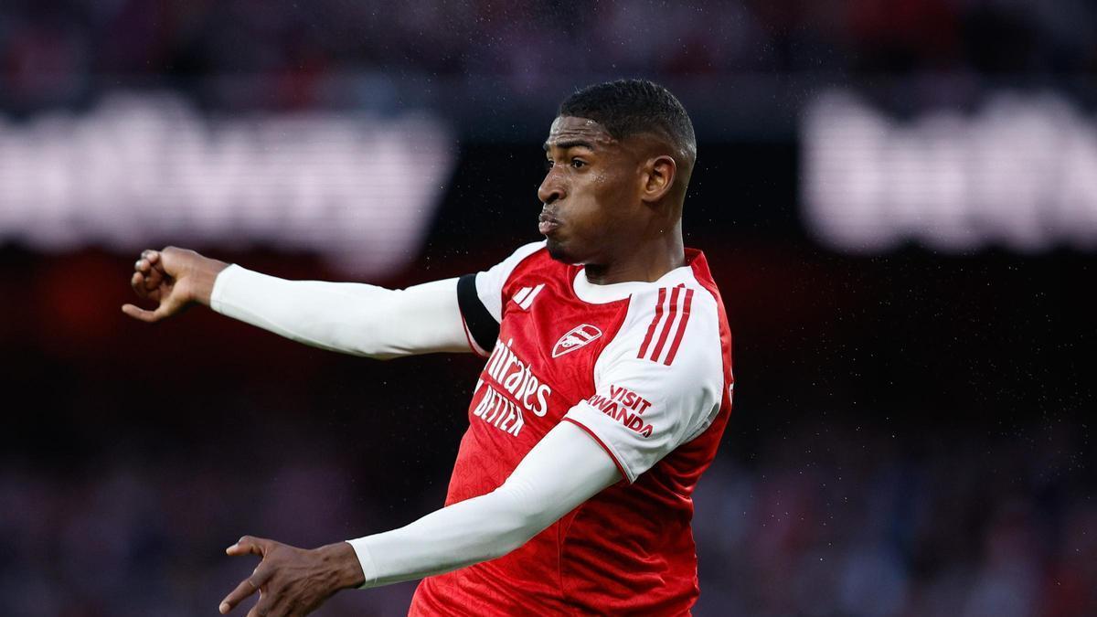 Cristhian Mosquera cabecea un balón durante el último partido antes de proclamarse campeón de la Premier League.