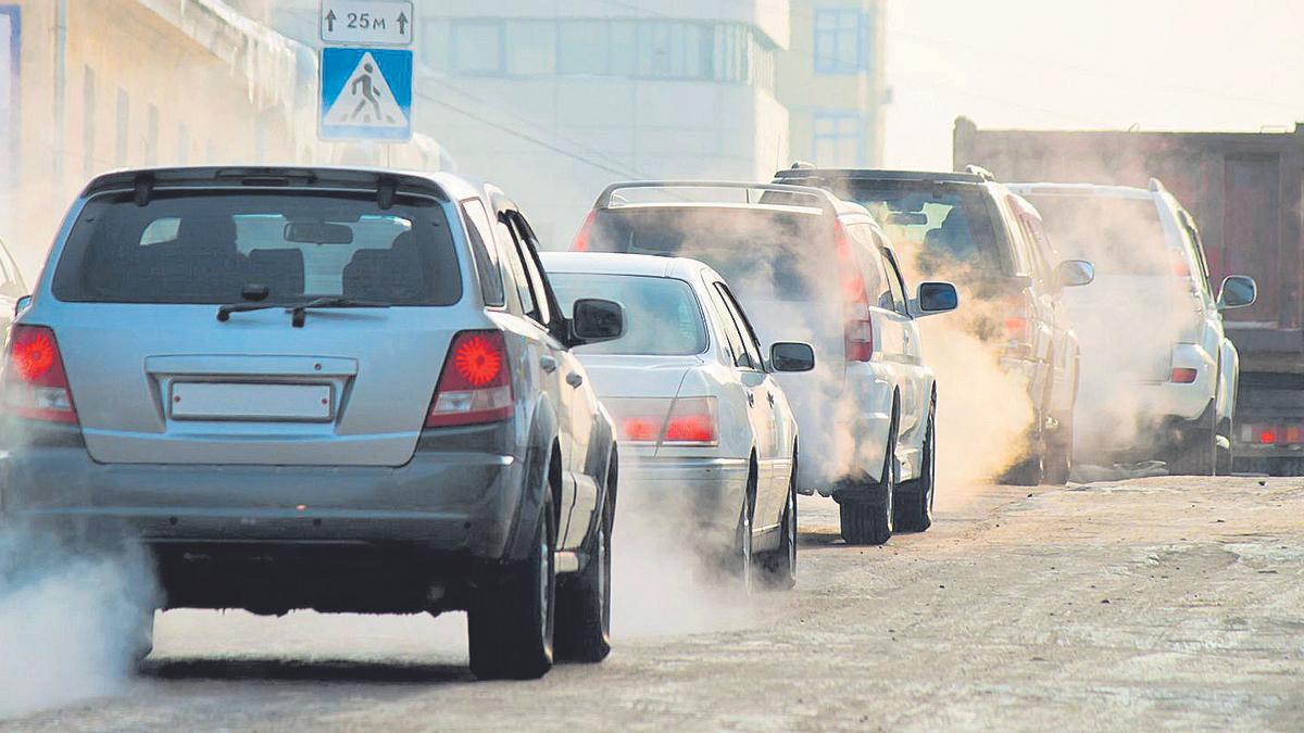 El trànsit és una de les grans fonts de gasos contaminants.