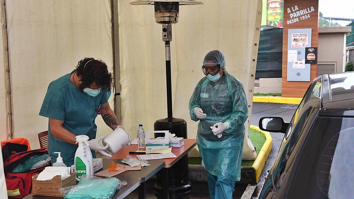 Sanitarios realizan pruebas PCR en una carpa instalada en A Coruña.