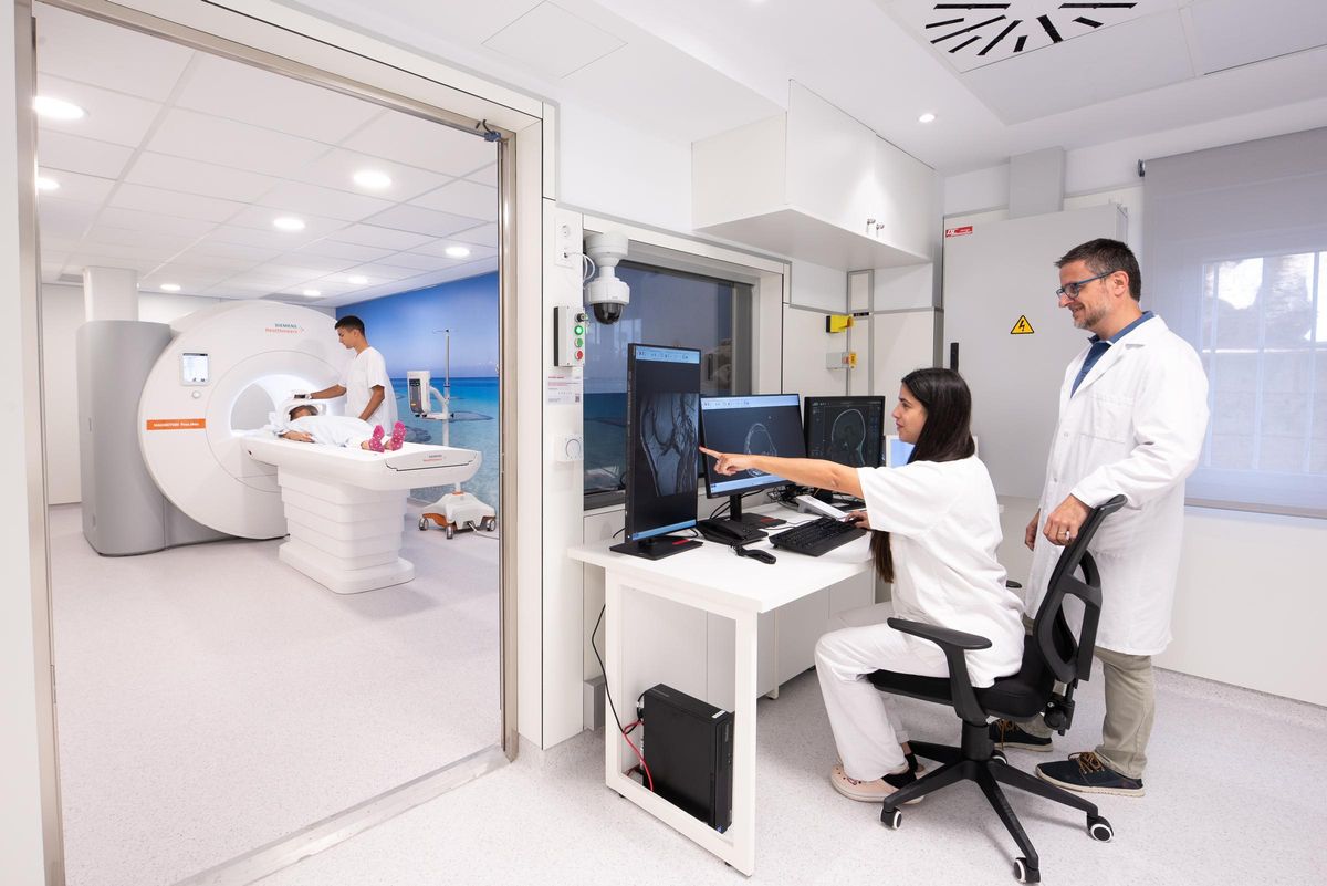 Doctores de Juaneda Hospitales observan los resultados de una resonancia magnética.