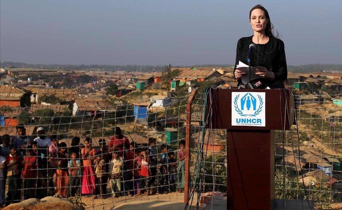 La actriz estadounidense Angelina Jolie visitó este lunes el mayor campo de refugiados del mundo, que alberga a casi un millón de musulmanes rohinyá, antes de que Naciones Unidas lance una solicitud de financiación de 920 millones de dólares.