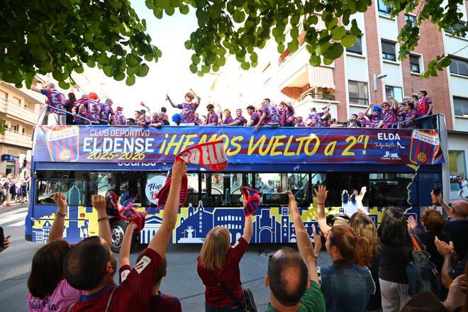 Así ha sido la rúa de celebración y fiesta de ascenso del Eldense
