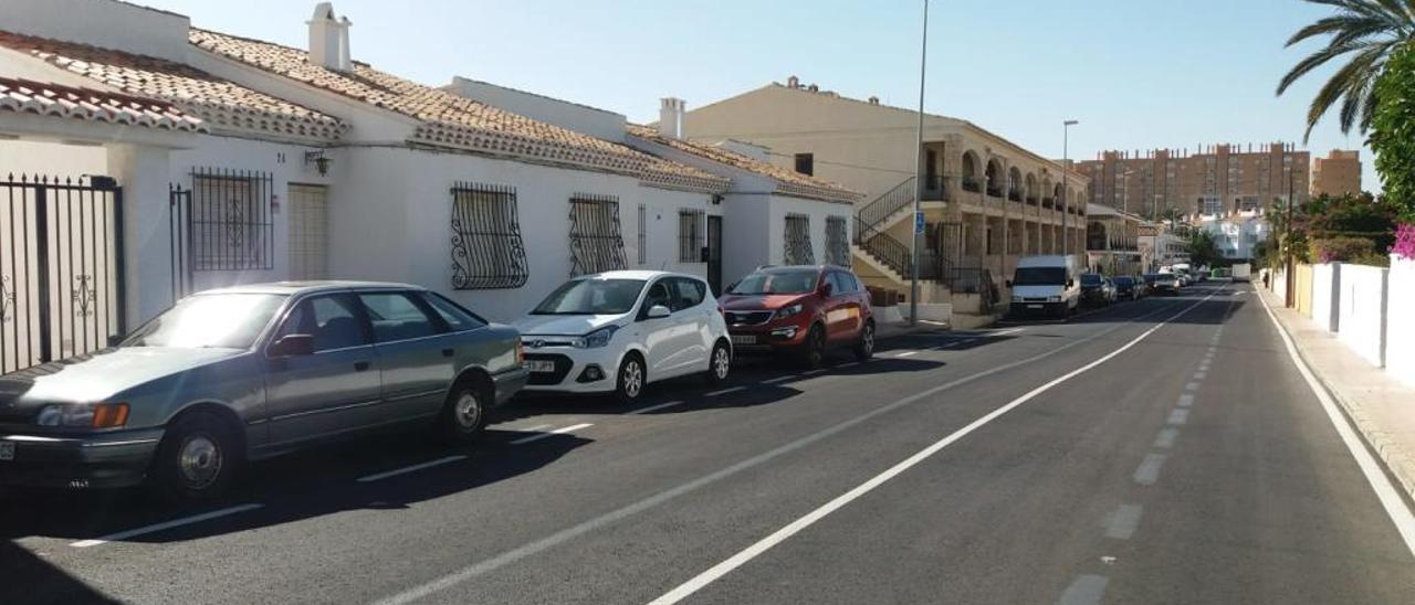 La calle queda con plazas en cordón en un lado donde antes era en batería. Además, se han tenido que quitar las nuevas plazas en cordón en el otro lado.