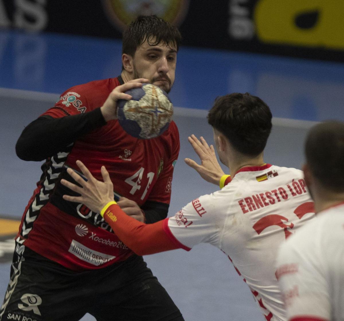 Petter, en un momento del partido jugado ayer. |  // RICARDO GROBAS