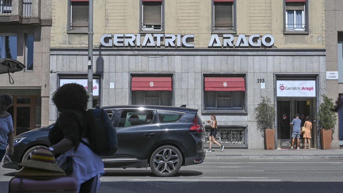 Façana del geriàtric Aragó, residència en què van morir vuit persones per salmonel·la el 2022. | JORDI COTRINA