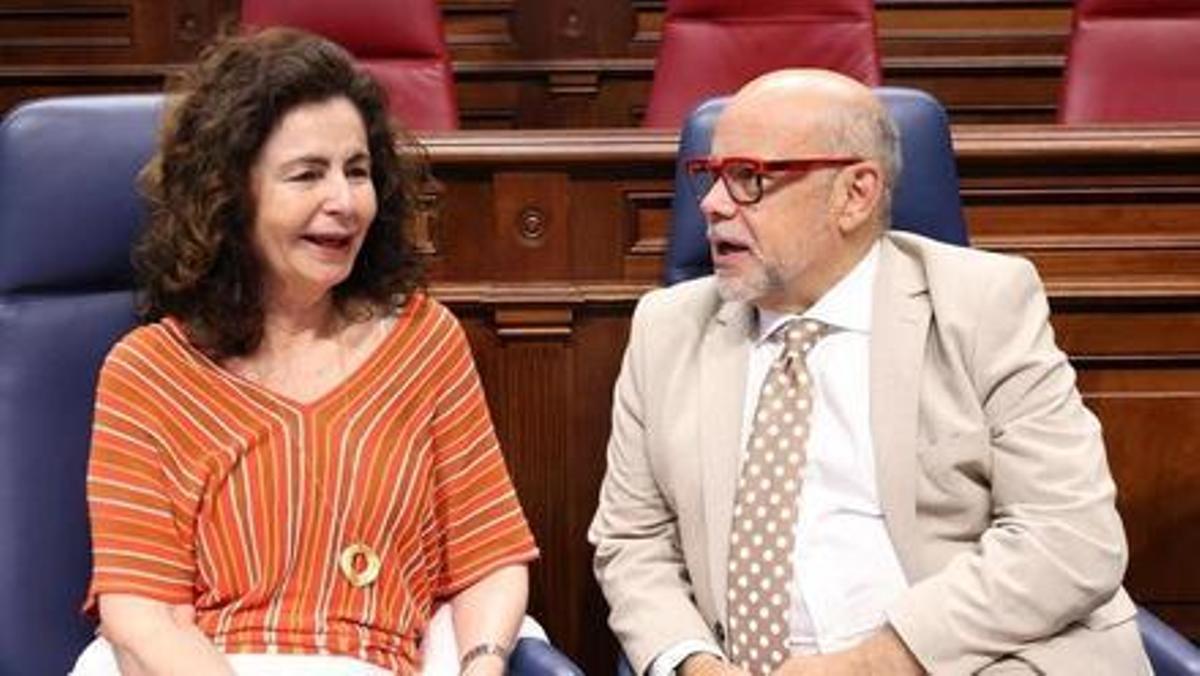 Foto de archivo de la consejera Matilde Asián y el portavoz de CC, José Miguel Barragán, en el Parlamento de Canarias
