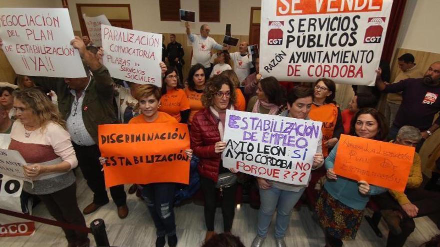 El Pleno comienza con la protesta de los trabajadores de Tanatorios de Córdoba