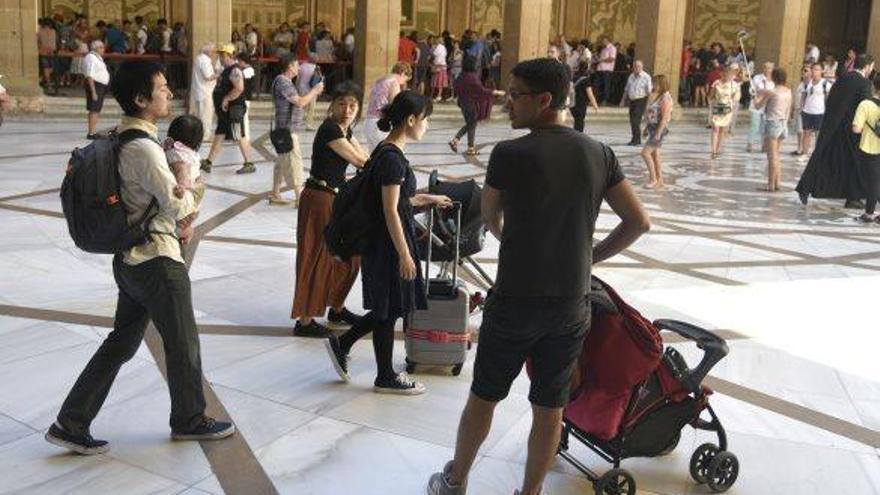 Turistes recorrent i visitant l&#039;entorn del santuari de Montserrat