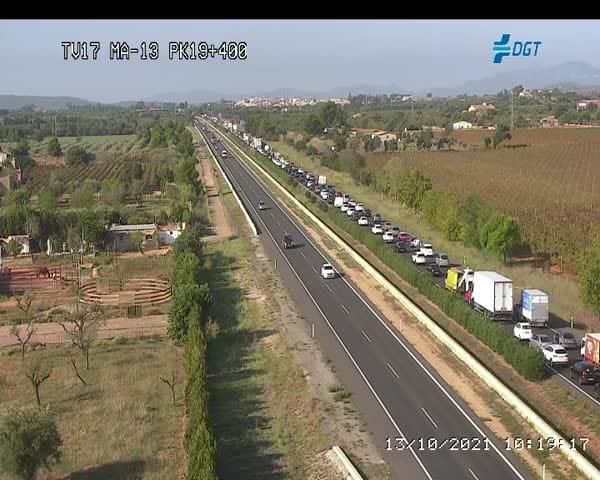 Largas colas en la autopista de Inca.