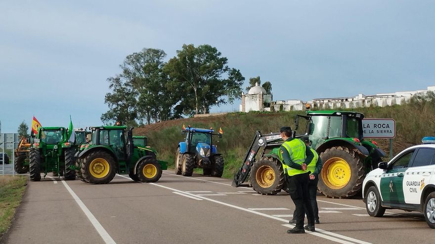 Horas de retención por la protesta agrícola en el corte de carretera de La Roca de la Sierra