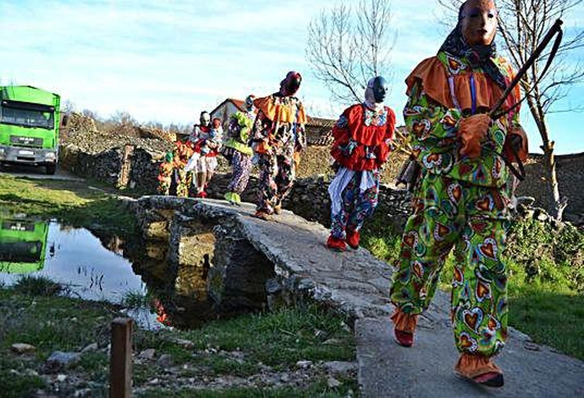 Cencerros y disfraces en Villanueva de Valrojo