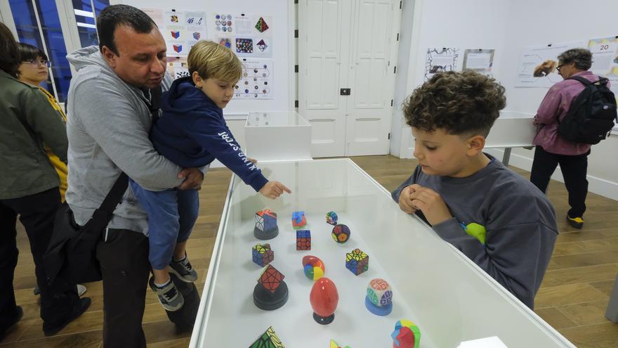 Inauguración de la exposición en homenaje al 50º cumpleaños del cubo de Rubik