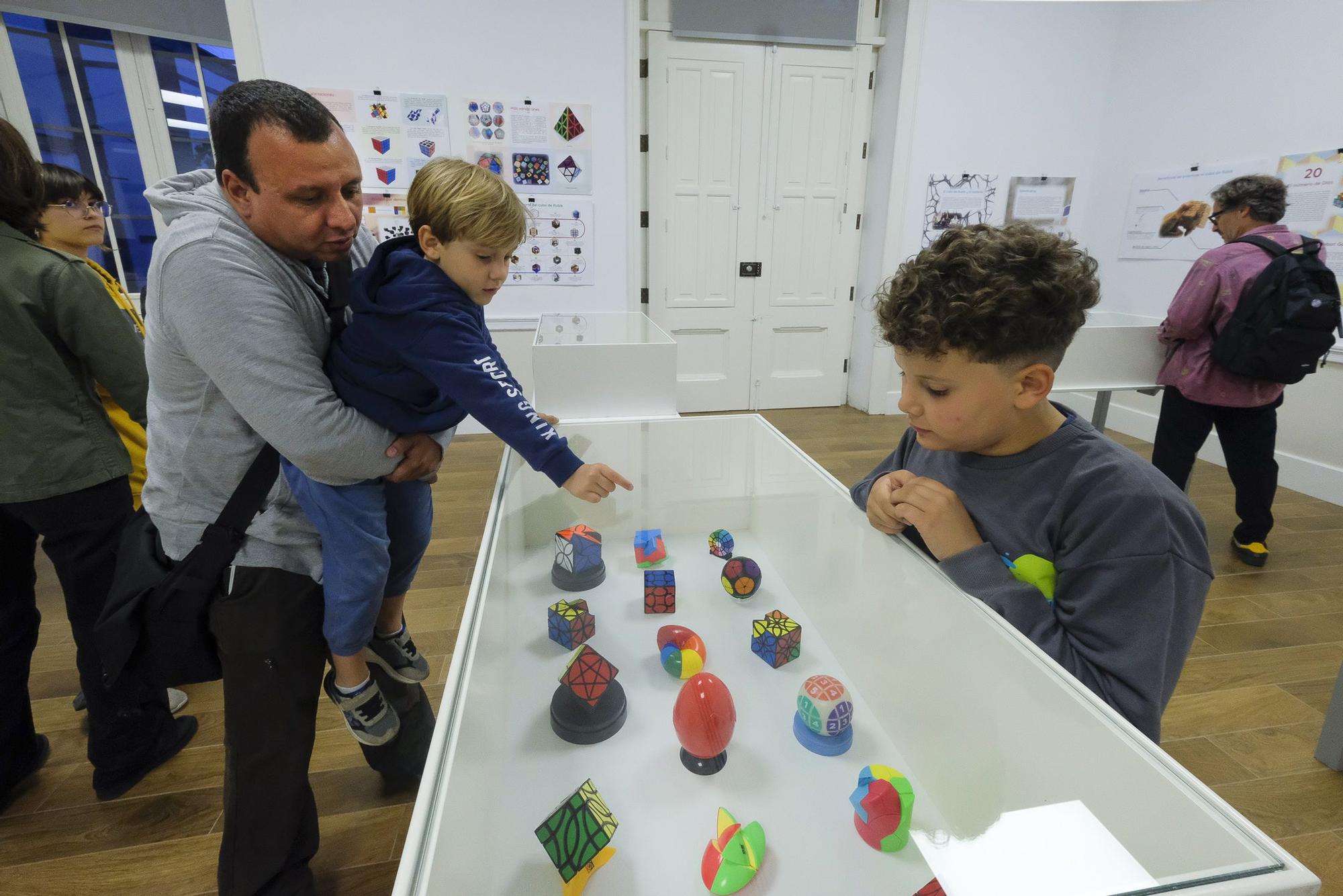 Inauguración de la exposición en homenaje al 50º cumpleaños del cubo de Rubik