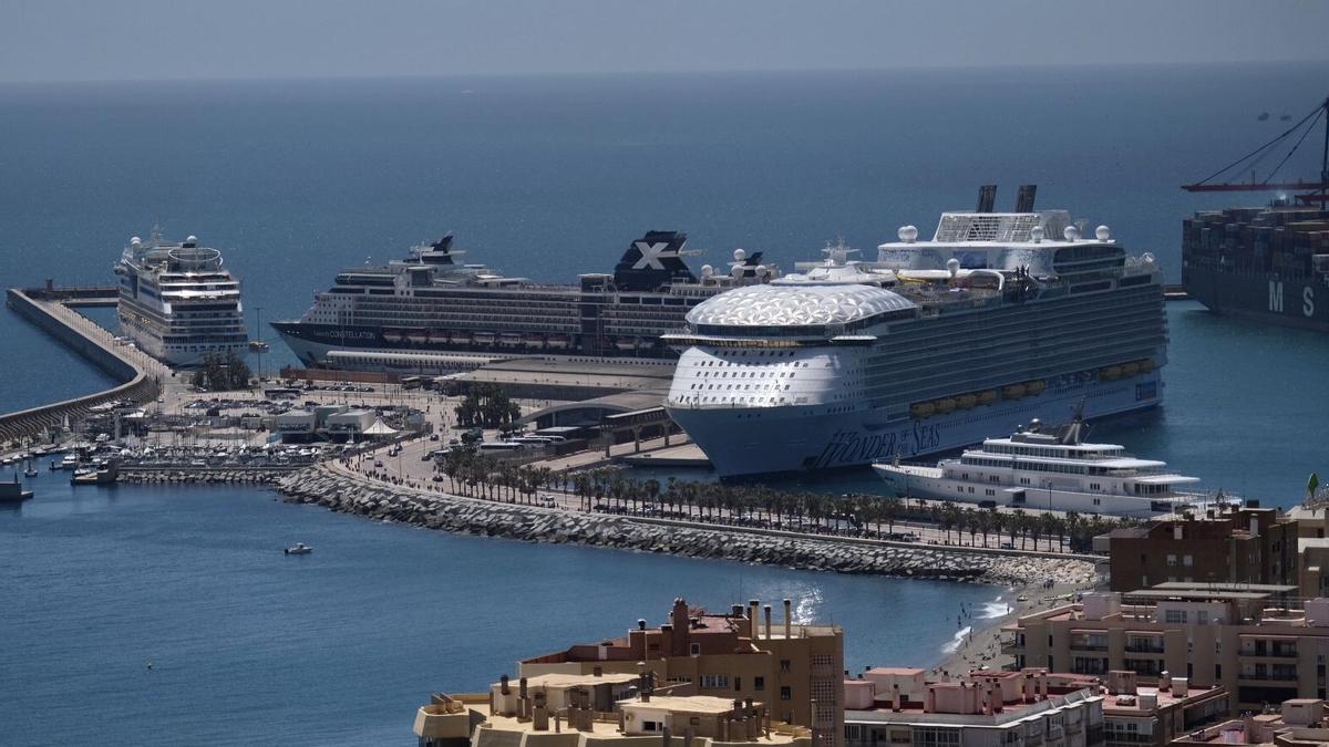 El 'Wonder of the seas', el crucero más grande del mundo, y otros tres buques más,en  el puerto de Málaga