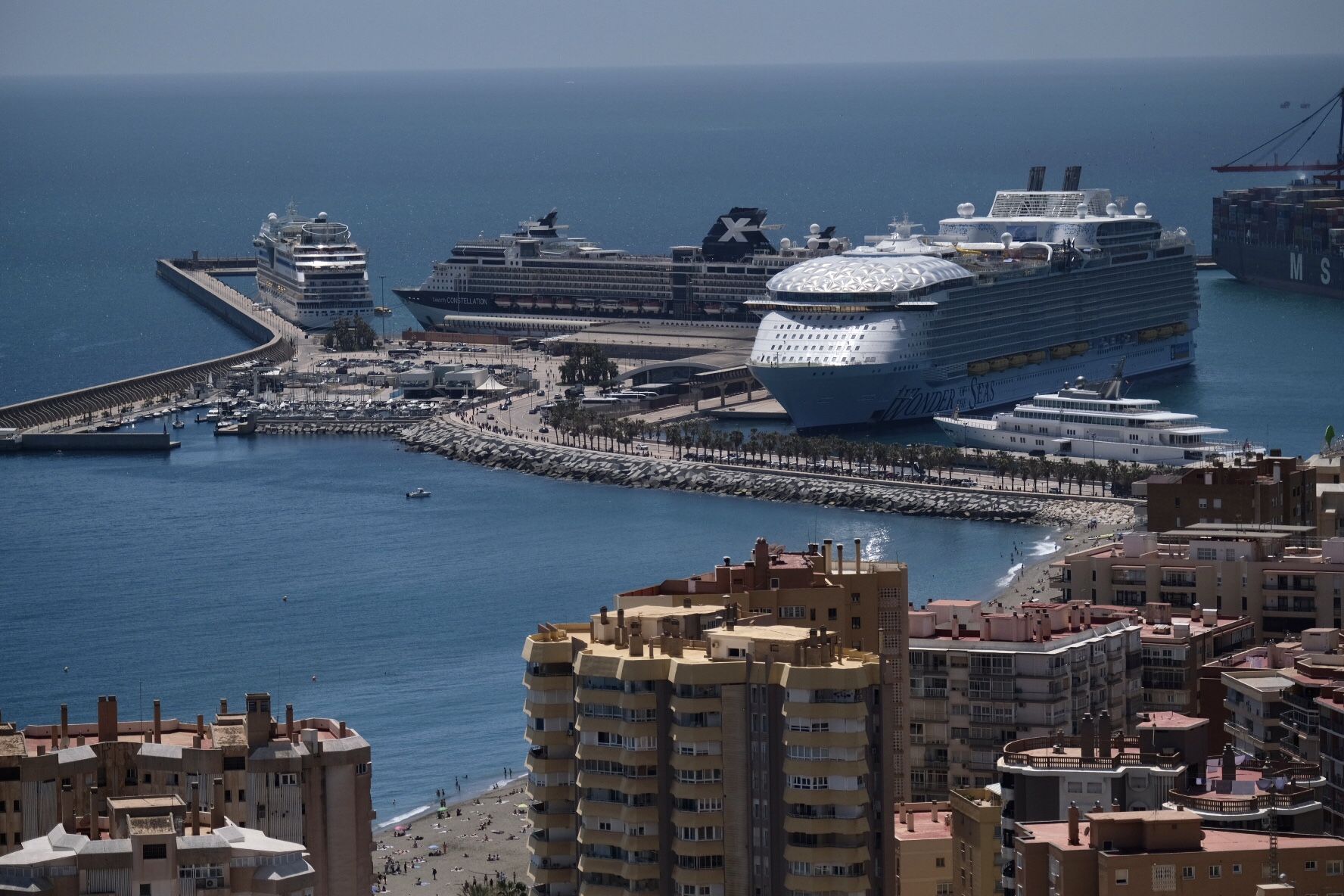 El 'Wonder of the seas', el crucero más grande del mundo, en el puerto de Málaga