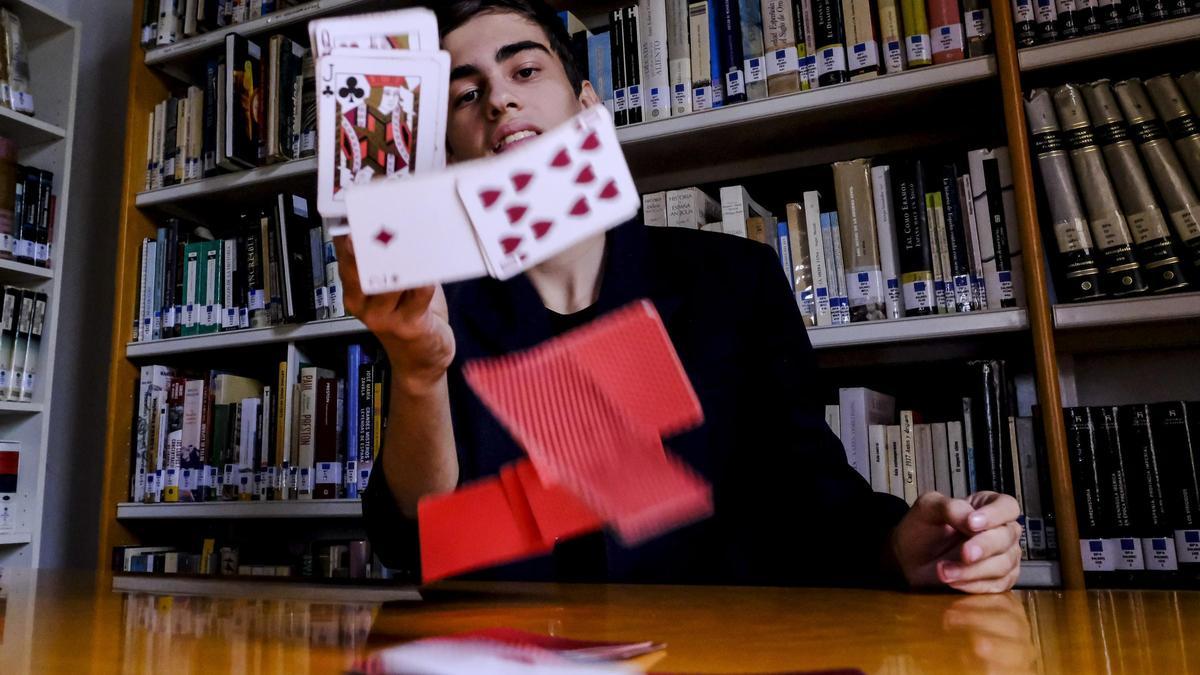 César Ávila Suárez, un aprendiz de mago de 15 años que ya se sube a los escenarios.