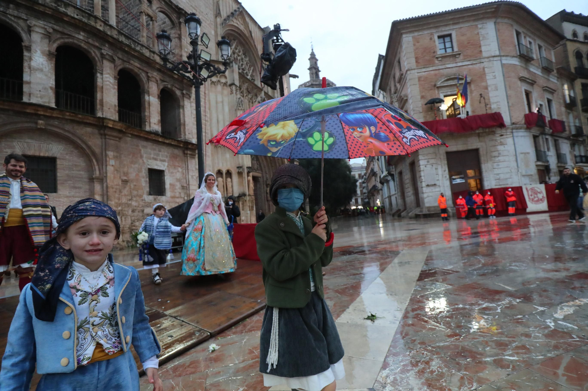 Búscate en el primer día de ofrenda por la calle de la Paz (entre las 18:00 a las 19:00 horas)