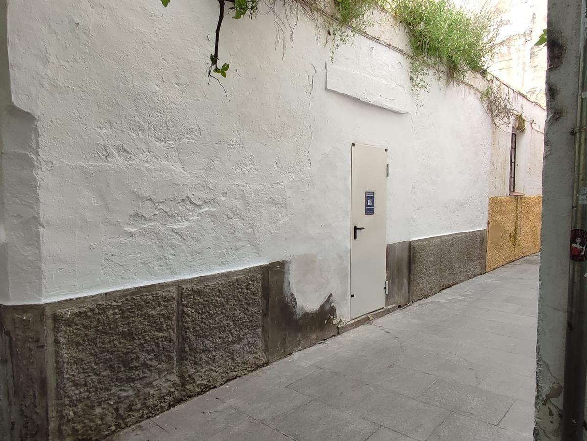 La GMU ha instalado una puerta nueva en la vivienda de la calle Toril.