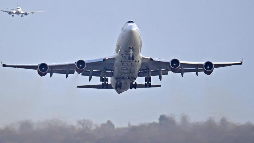 Un avión despega en el aeropuerto de Gatwick.