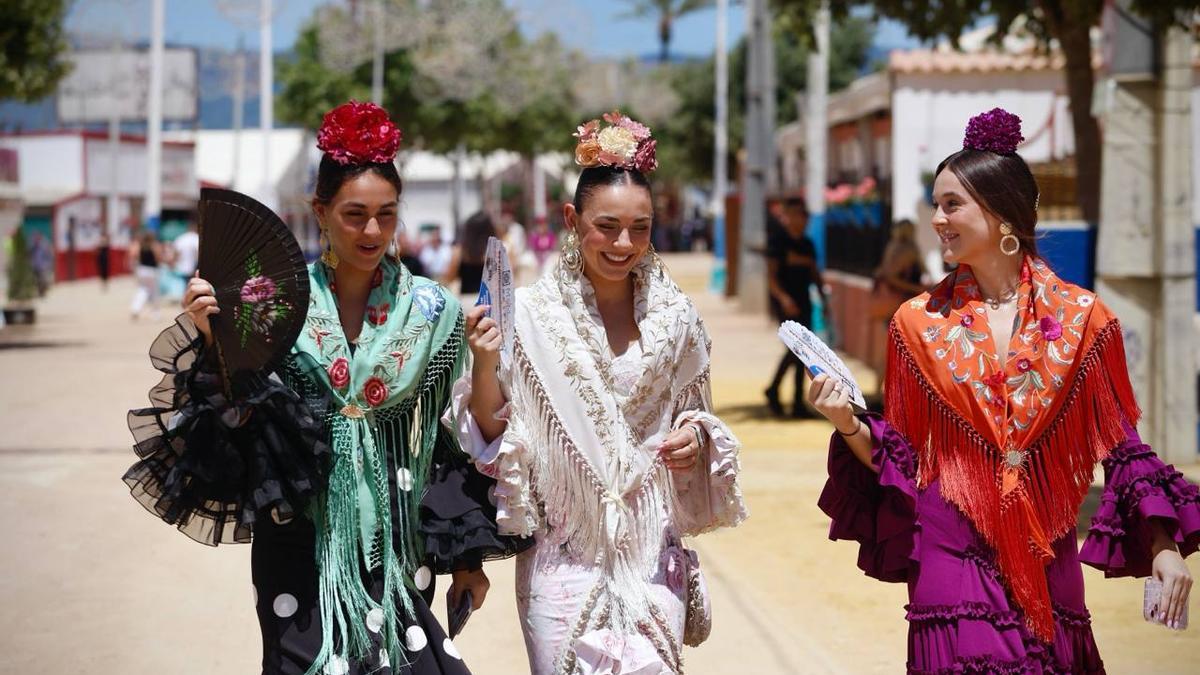 Flamencas en el Arenal, el primer día de Feria.