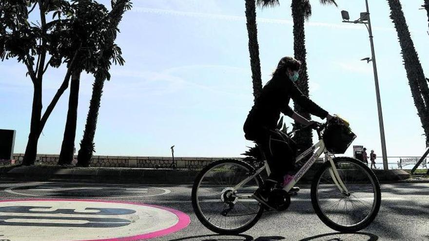 Una ciclista circula por un carril 30 de la capital.