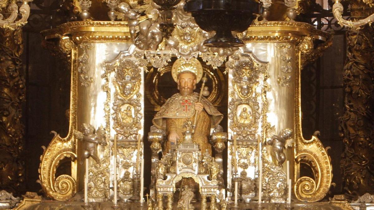 Imagen del apóstol Santiago el Mayor en el altar de la catedral de Santiago