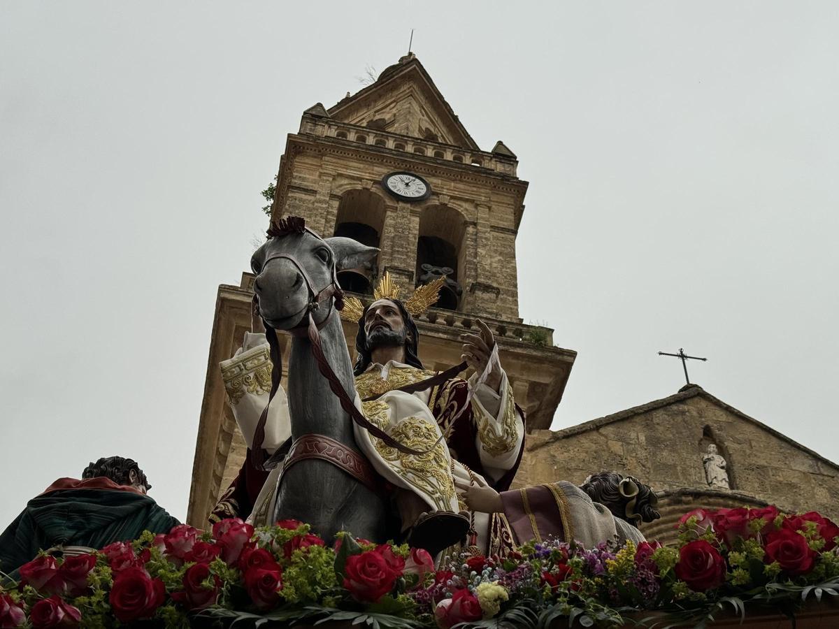 Detalle del exorno floral del Señor de los Reyes, de la hermandad de la Entrada Triunfal.