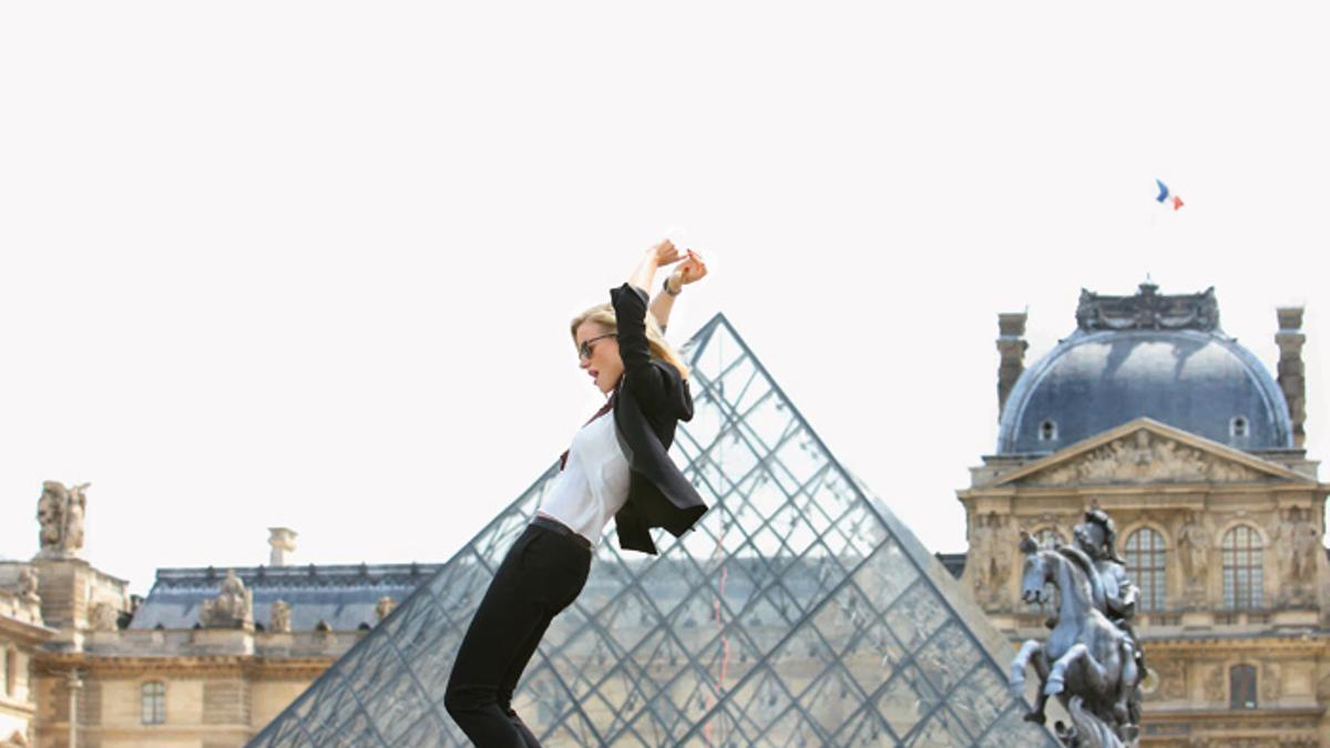 María León, con el Peugeot 108, en el Museo del Louvre