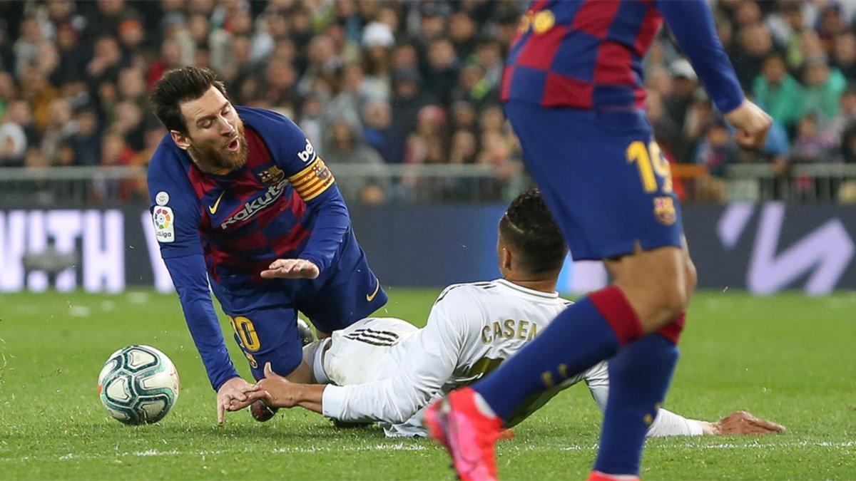 Leo Messi es derribado por Casemiro en el clásico del Bernabéu de la Liga 2019/20