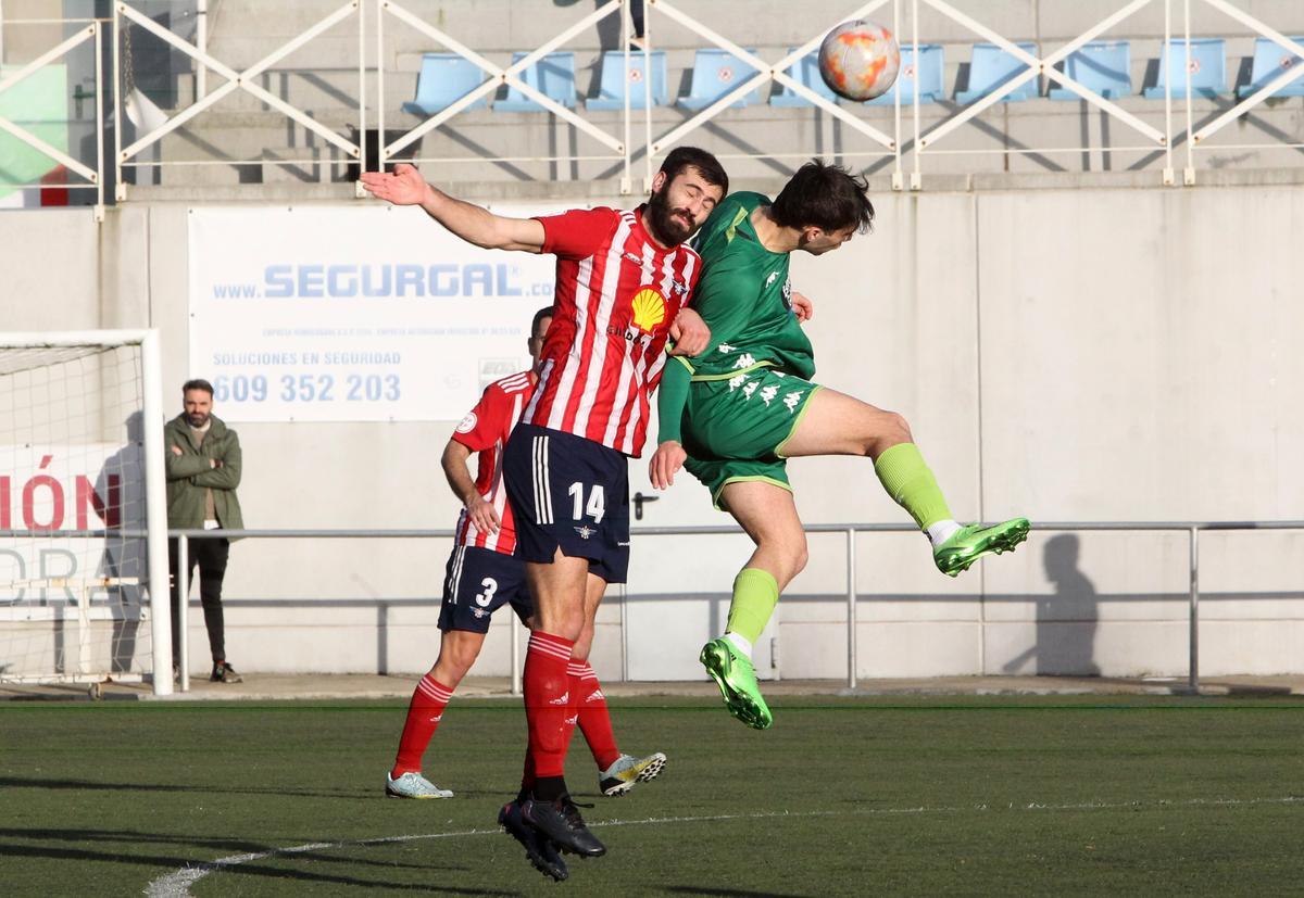 Abel lucha por un balón aéreo ante un futbolista del Deportivo Fabril.