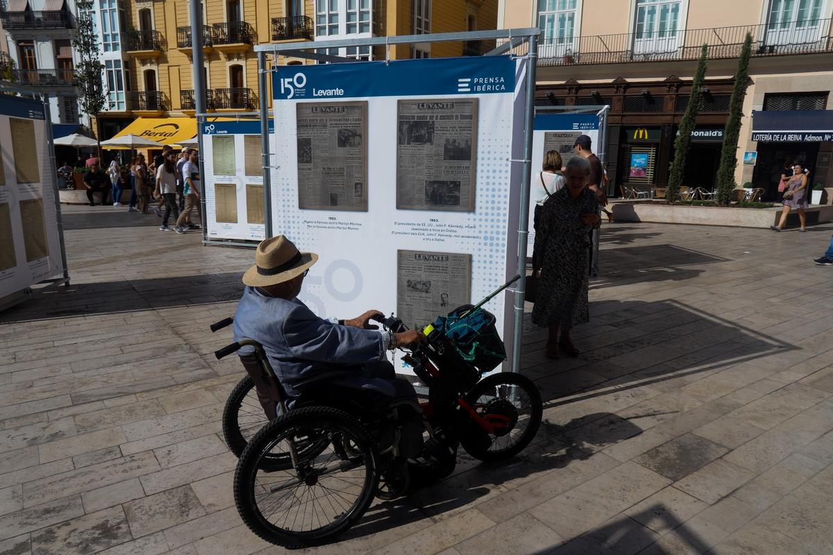El público descubre la exposición de Levante-EMV en la plaza de la Reina de València El público descubre la exposición de Levante-EMV en la plaza de la Reina de València
