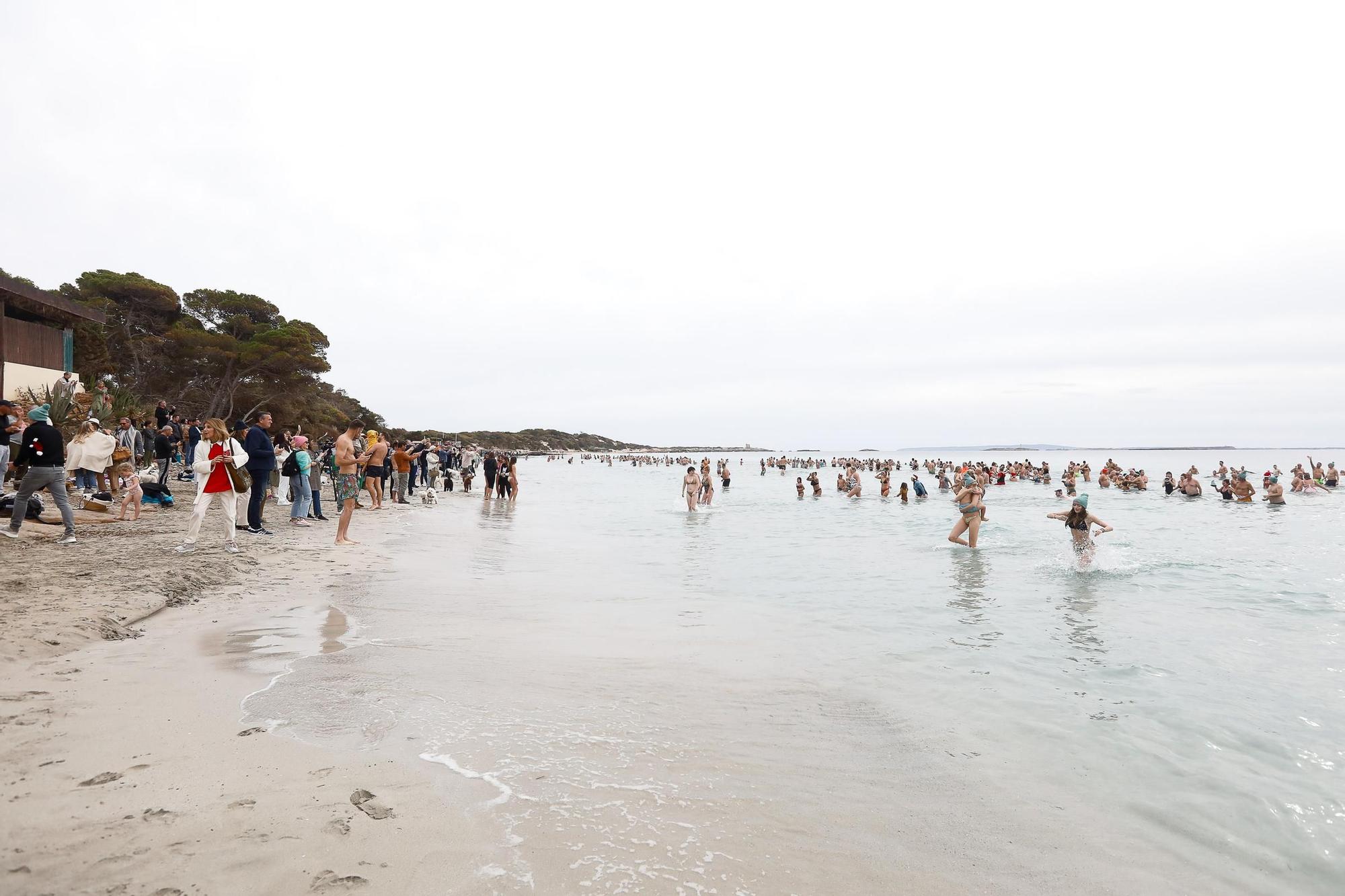 Galería: Así ha sido el primer baño del año en ses Salines