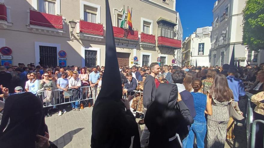 Vídeo | Ambientazo en la plaza de San Andrés para ver la salida de Santa Marta