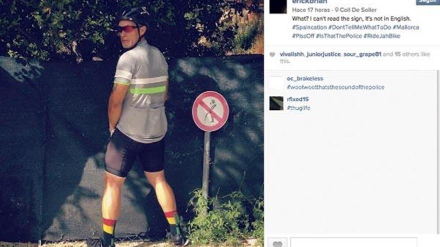 „Was? Ich kann das Schild nicht lesen, es ist nicht auf Englisch&quot;: Pinkelnder Radfahrer am Coll de Sóller