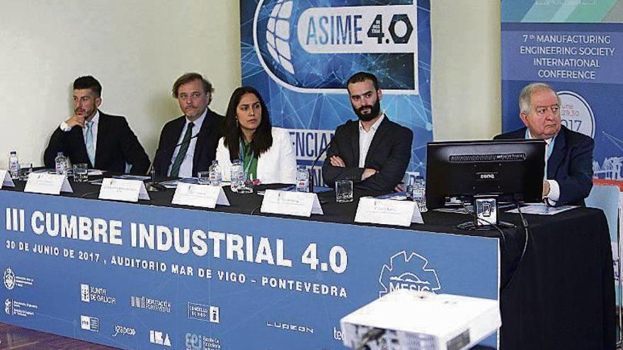 Integrantes de la mesa en la &quot;III Cumbre Industrial 4.0&quot;. // Marta G. Brea