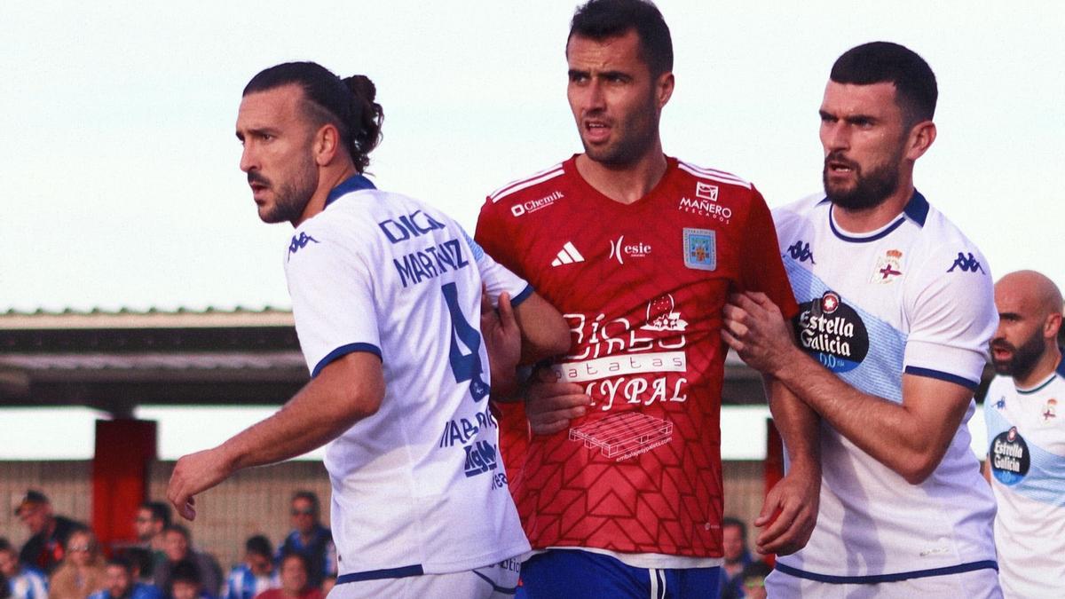 Cubillas pugna con dos zagueros del Deportivo de La Coruña en el encuentro de este sábado.