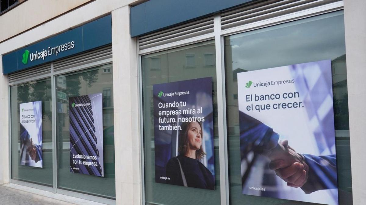 Una oficina de Unicaja con los carteles relativos al segmento de empresas.