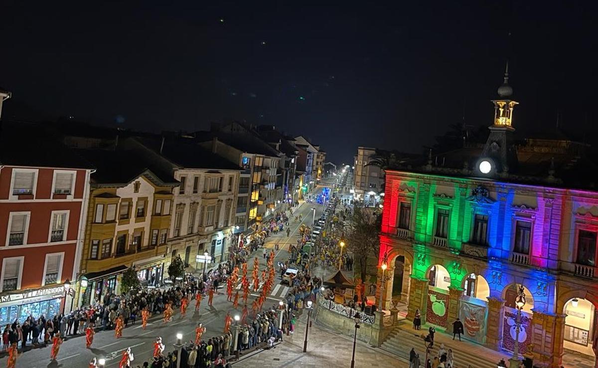 Vista aérea del desfile, esta noche, por las calles de Villaviciosa.