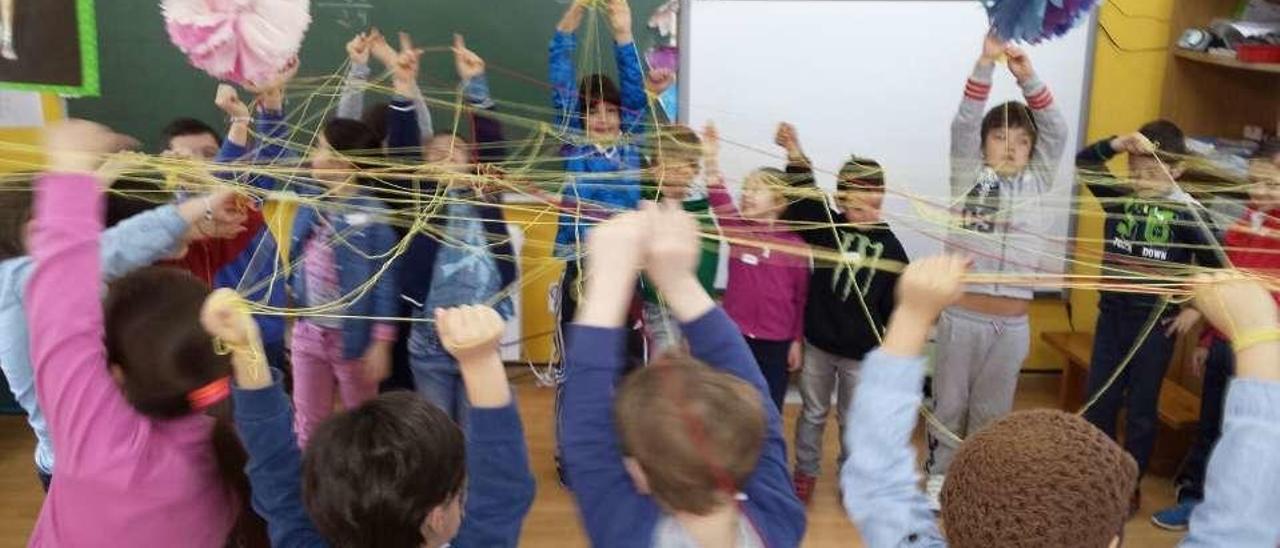 Alumnos del CRA de Carballo en una actividad para mostrar emociones. // FdV