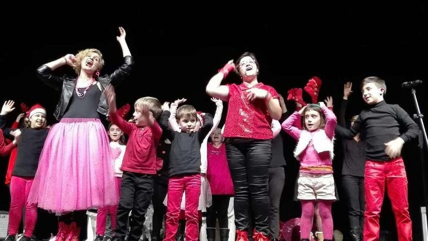 Lucía Lago e Irene Álvarez, en una representación de &quot;Unha viaxe polo mundo&quot;.