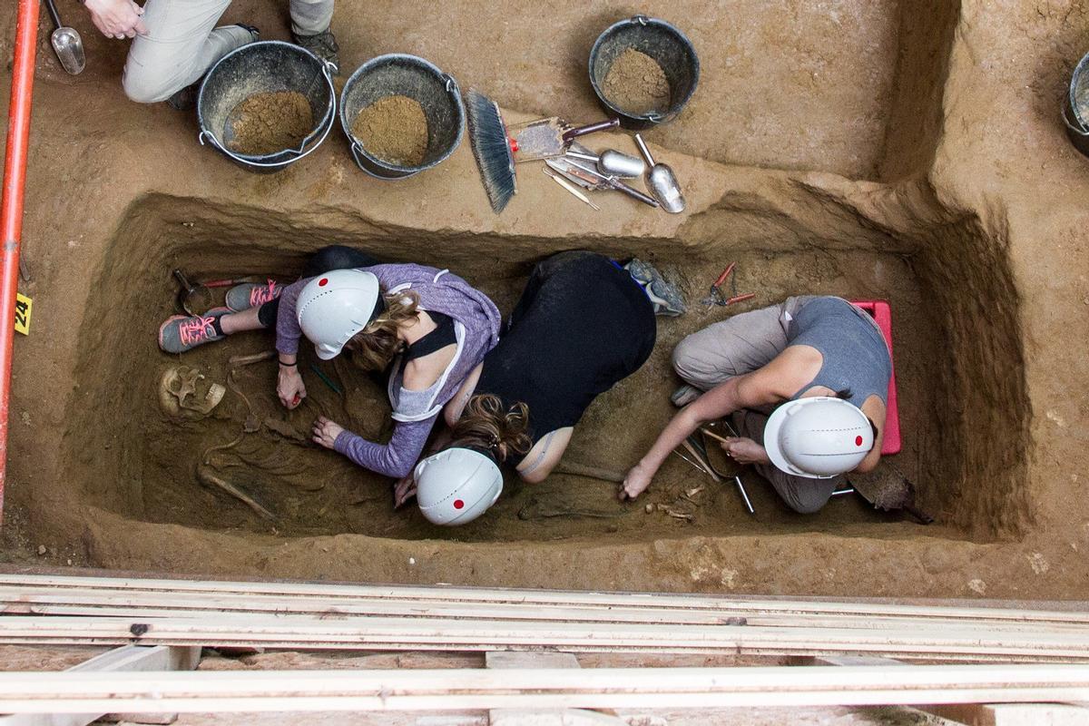 Excavación en una fosa común de Guadalajara en 2016, una de las búsquedas que han contado con ayuda de los electricistas noruegos.