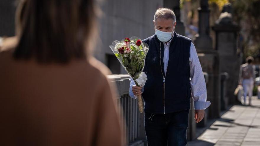 Un hombre pasea con un ramo de rosas. | | ANDRÉS GUTIÉRREZ