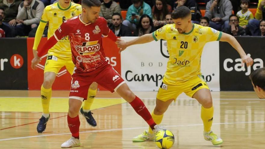 Andresito trata de controlar el balón ante un rival.