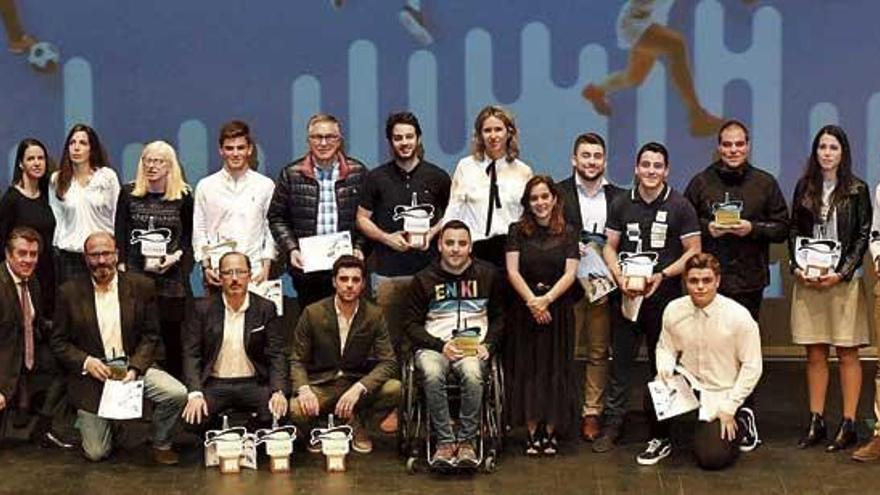 Los ganadores de la segunda edición de la Gala do Deporte da Coruña e a súa Comarca posan en el escenario del Ágora.