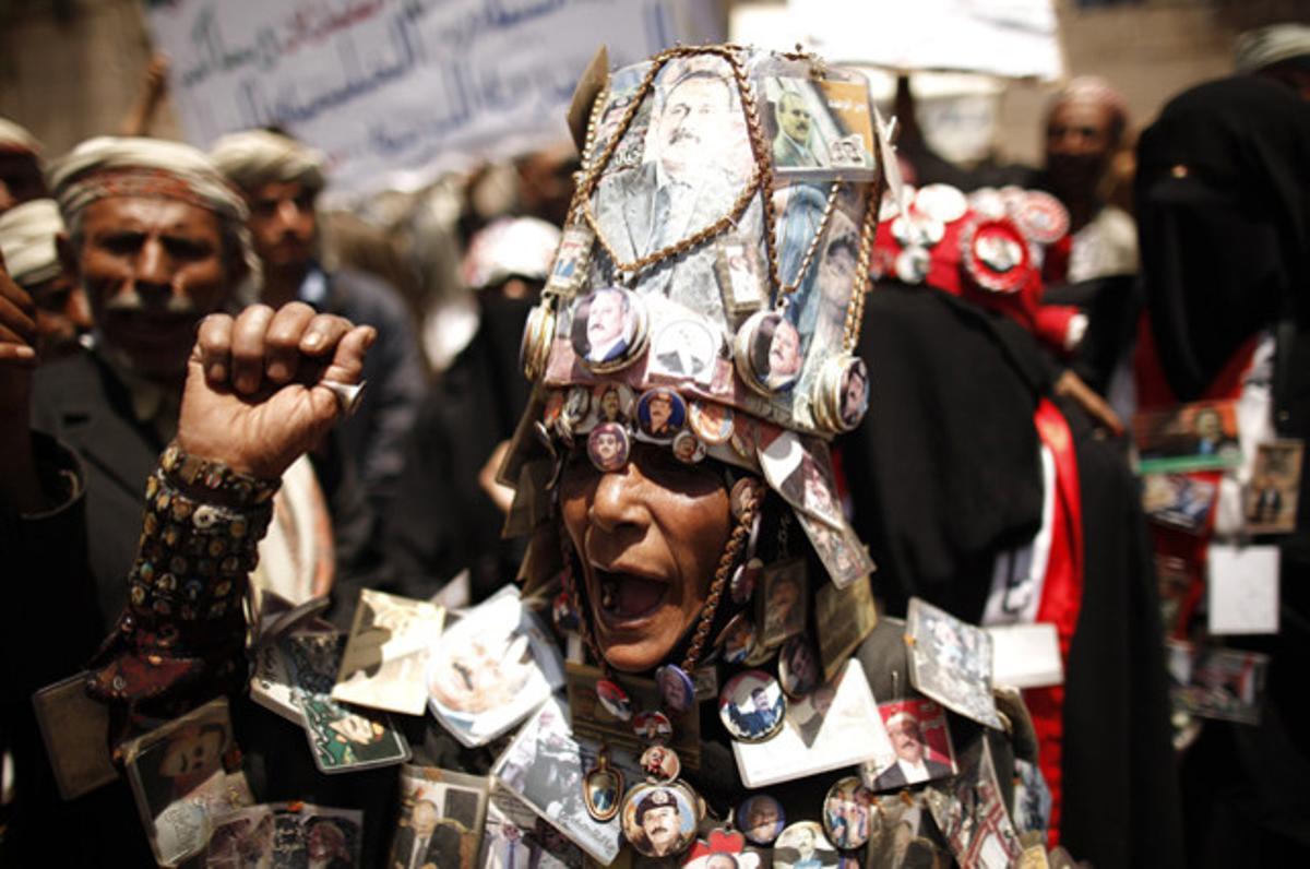 Una seguidora d’Ali Abdul·là Saleh, coberta d’adhesius i medalles amb el retrat de l’exmandatari, es manifesta per exigir una investigació sobre l’intent d’assassinat que va patir l’expresident del Iemen.